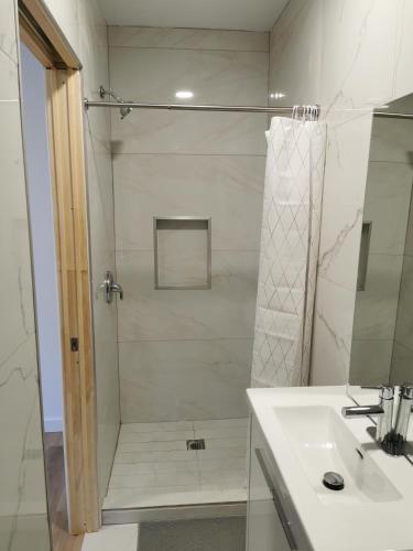 Shower, Peaceful Enlightened Stay in Villeray-Saint-Michel-Parc-Extension