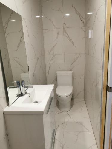 Bathroom, Peaceful Enlightened Stay in Villeray-Saint-Michel-Parc-Extension