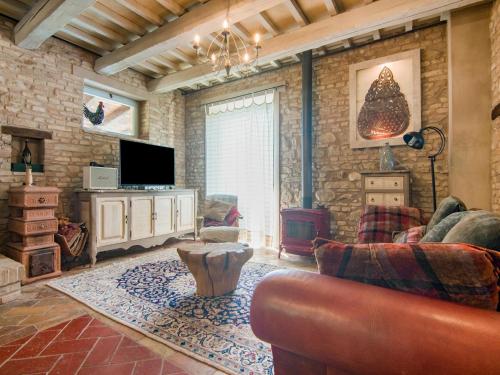  Mansion in Vallefoglia with Pool and Panorama in SantʼAngelo in Lizzola
