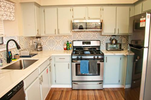 Large Pool & Patio Cozy Single Story Family House, Las Vegas (photo 6)