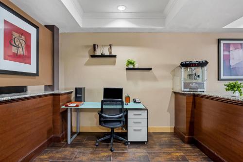 Comfort Suites Las Colinas Center - image 7