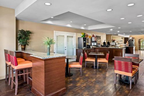 Comfort Suites Las Colinas Center - image 13