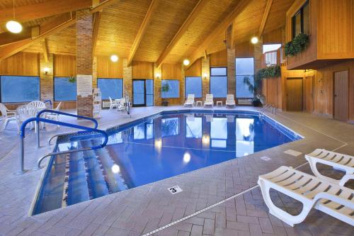 สระว่ายน้ำ, Quality Inn Marshall near I-69 in มาร์แชลล์ (MI)