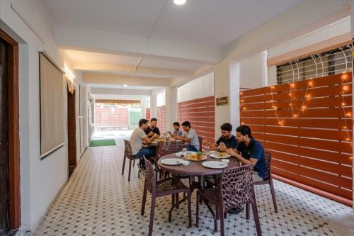 Restaurant, Via Royal Inn NS in Lavale