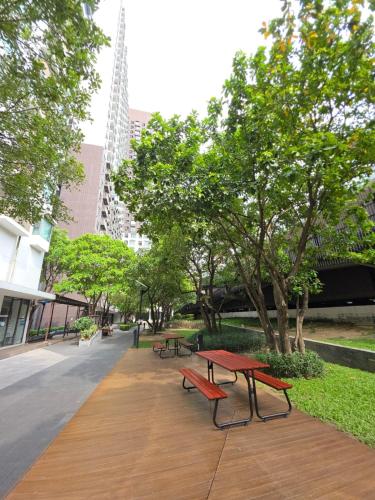 FavStay Ramkhamhaeng | Stylish 1BR Bangkok - image 10