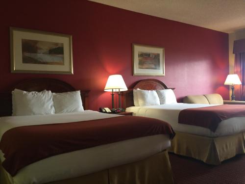 เบย์มอนต์ อินน์ แอนด์ สวีท บาย วินด์แฮม (Baymont Inn & Suites by Wyndham) in ฮอลบรูค (AZ)