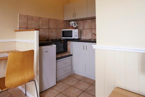 Kitchen, Ocean View Motel in North Beach