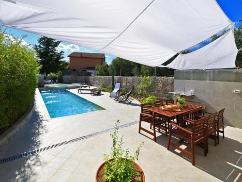 Charming Villa with Pool - image 2