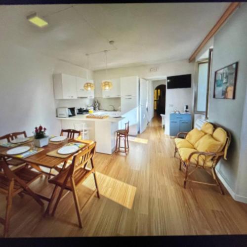 casAfilera centro storico con garage privato in ปิซโซ