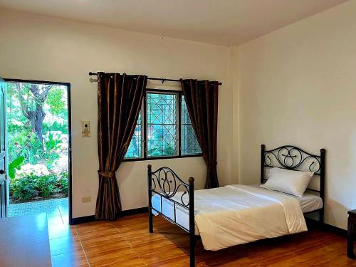 Standard room by The Grounds in 龍仔厝府