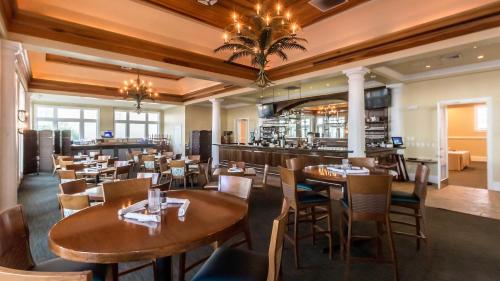 Restaurante, Avalon 1807 -Beachfront Condo-Amazing Views-Full of Amenities-Arcade-Fine Dining in Gulf Shores (AL)