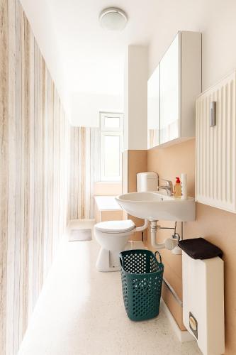 Private Room in 2 rooms flat, 15mins direct U-Bahn to Hbf-Self-Check-In, Hamburgo (foto 4)