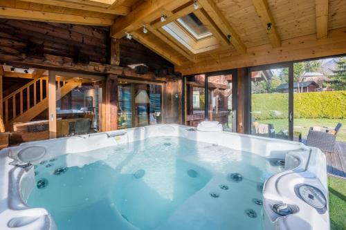 Chalet Altura- 5 Bedrooms - Jacuzzi and Sauna - By Cozee Rentals in Les Praz d'en Bas