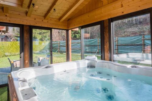 Chalet Altura- 5 Bedrooms - Jacuzzi and Sauna - By Cozee Rentals in Les Praz d'en Bas