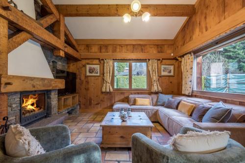 Chalet Altura- 5 Bedrooms - Jacuzzi and Sauna - By Cozee Rentals in Les Praz d'en Bas
