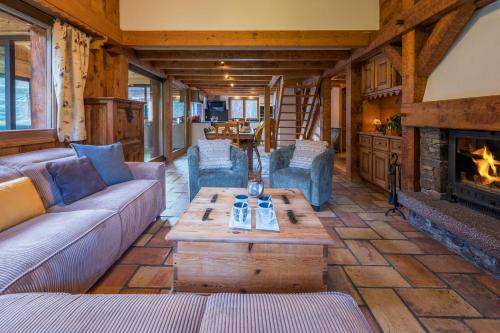 Chalet Altura- 5 Bedrooms - Jacuzzi and Sauna - By Cozee Rentals in Les Praz d'en Bas