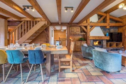 Chalet Altura- 5 Bedrooms - Jacuzzi and Sauna - By Cozee Rentals in Les Praz d'en Bas