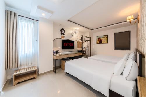 1 queen bed, 1 twin bed
