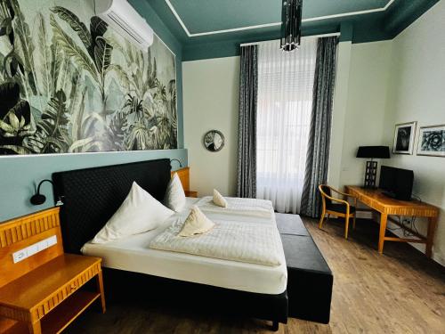 1 queen bed, 1 sofa bed