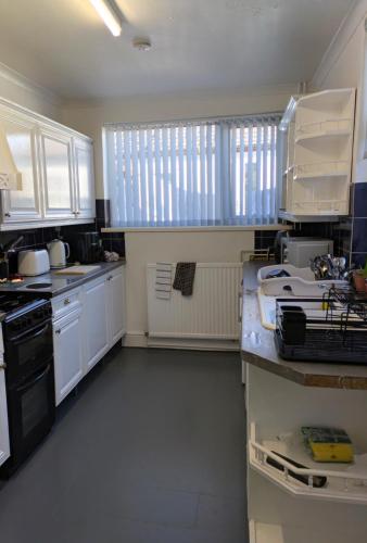 Kettering Town Vacations Free WiFi & Long stay with Shared Bathroom, lounge & kitchen Double & Singl