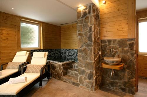 Apartmány s privátním wellness v Podkrkonoší (Apartmany s privatnim wellness v Podkrkonosi) in โนวา ปากา