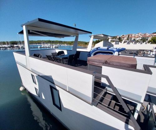Floating House - LUXURY Floating Sea OASIS Pula