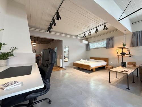 Industrial Studio with Patio, Афины (фото 7)