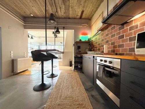Industrial Studio with Patio, Афины (фото 9)