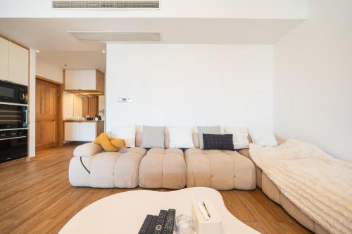 ZHome - HaiQi Garden - Four Bedroom Apartment on the Bund with Bund View, Shanghai (foto 11)