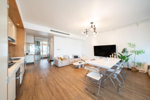 ZHome - HaiQi Garden - Four Bedroom Apartment on the Bund with Bund View, Shanghai (foto 6)