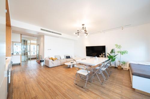 ZHome - HaiQi Garden - Four Bedroom Apartment on the Bund with Bund View, Shanghai (foto 7)