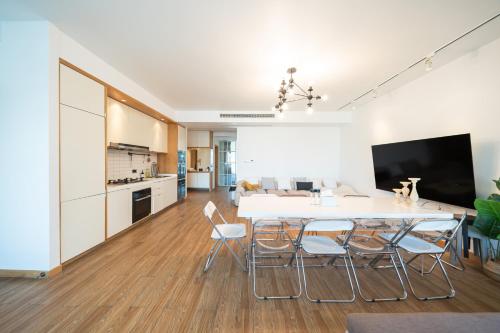 ZHome - HaiQi Garden - Four Bedroom Apartment on the Bund with Bund View, Shanghai (foto 8)