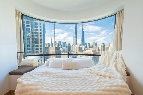 ZHome - HaiQi Garden - Four Bedroom Apartment on the Bund with Bund View, Шанхай
