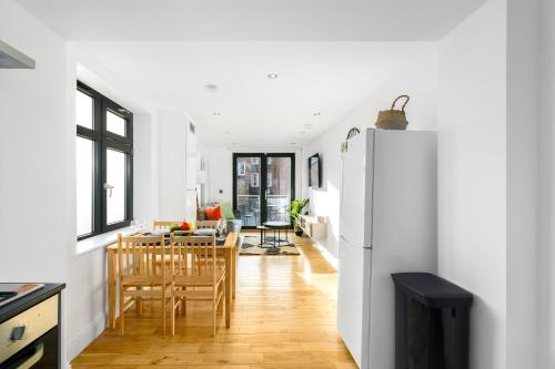 London City Shoreditch Hoxton Modern 2Bedroom 2 Bathroom with Balcony Sleeps 6, Лондон (фото 4)