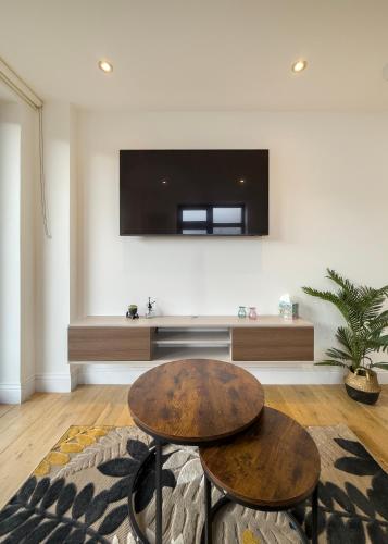 London City Shoreditch Hoxton Modern 2Bedroom 2 Bathroom with Balcony Sleeps 6, Лондон (фото 7)