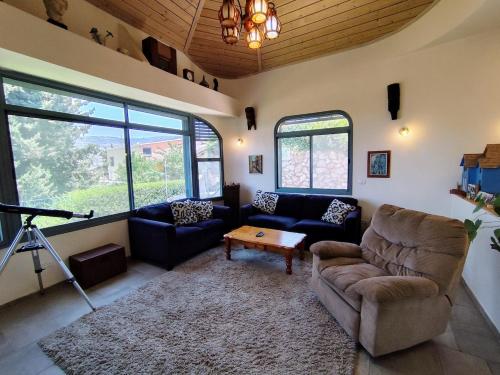 House with Mountain Views in 로템