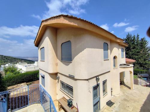 House with Mountain Views in 로템