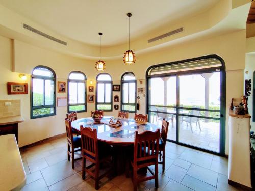 House with Mountain Views in 로템