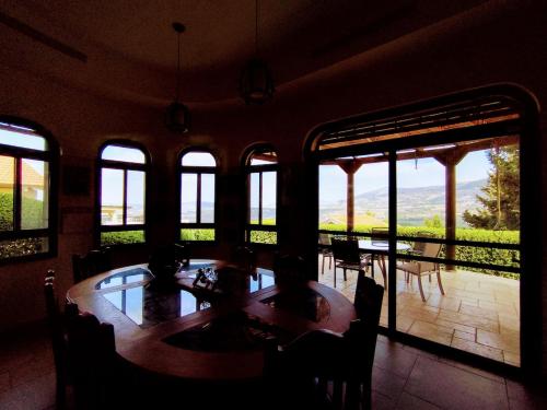 House with Mountain Views in 로템