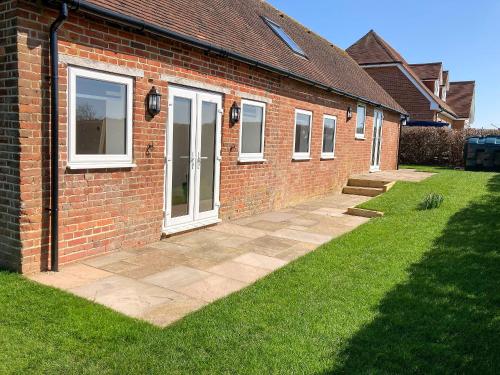 Фасада на хотела, Chapel Farm Barn in Brabourne