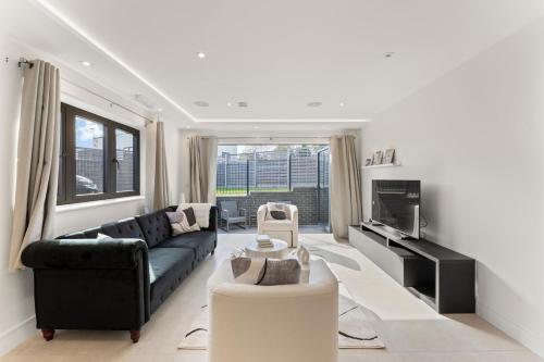 Exquisite 4BR Designer Home with Smart Features, Free Parking & SkyStream - Sleeps Up To 10 in Gerrards Cross SL9 gîte à louer Fulmer