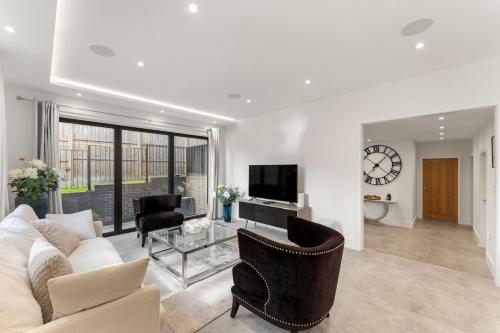 Luxury 4BR Smart Home with Smart Features, Garden, SkyStream & Free Parking - Sleeps Up To 8 in Gerrards Cross SL9 gîte à louer Fulmer