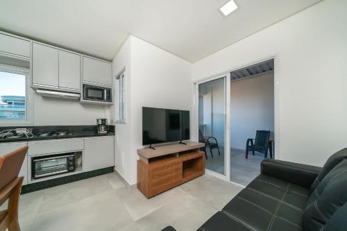 ห้องส่วนกลางสำหรับนั่งเล่น/ดูทีวี, Solar do Atlântico 214 – Edifício Frente Mar - 2 Suítes - 2 Vagas de Garagem | Praia de Bombas (Solar do Atlantico 214 – Edificio Frente Mar - 2 Suites - 2 Vagas de Garagem | Praia de Bombas) in บอมบาส