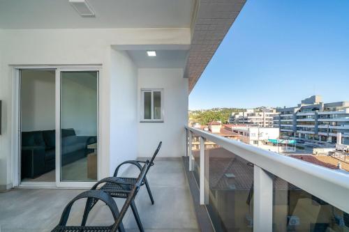 ระเบียง/ชานเรือน, Solar do Atlântico 214 – Edifício Frente Mar - 2 Suítes - 2 Vagas de Garagem | Praia de Bombas (Solar do Atlantico 214 – Edificio Frente Mar - 2 Suites - 2 Vagas de Garagem | Praia de Bombas) in บอมบาส