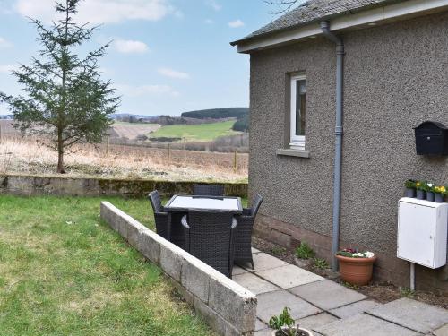 Зовнішній вигляд готелю, Muir Cottage - Uk44788 in Kildrummy