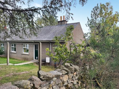 Зовнішній вигляд готелю, Damil Cottage - Uk44789 in Kildrummy
