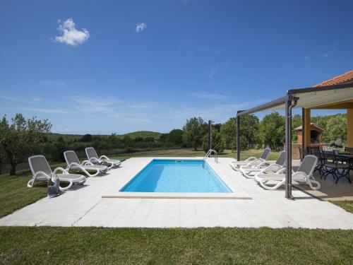 Peldbaseins, Elegant Villa with Private Pool in Sorici