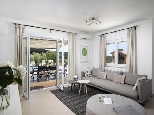 Elegant Villa with Private Pool in Sorici