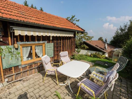 Dārzs, Idyllisches Ferienhaus mit Terrasse in Peissenberg