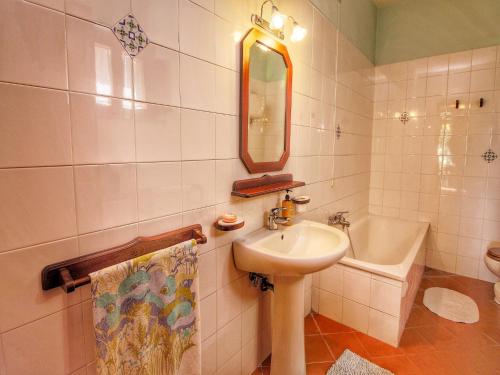 Fürdőszoba, Tuscan Retreat with Pool in Fasciano